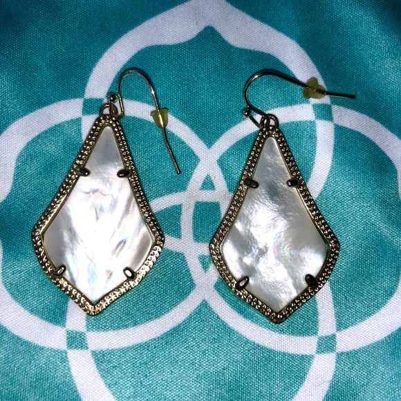 NWOT Kendra Scott Alex Gold Earrings Ivory Pearl - Picture 5 of 5